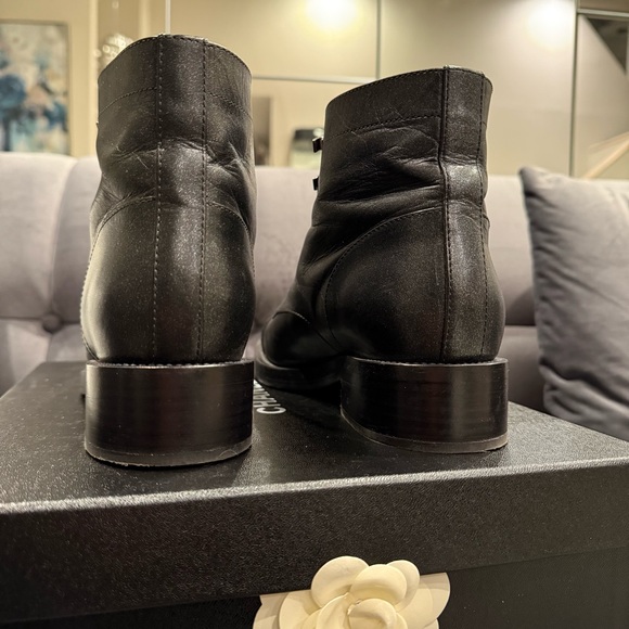 Chanel Women's Lace-Up Leather Ankle Boots w/ Patent Leather Logo Toe - Sz 39.5 - Picture 7 of 13
